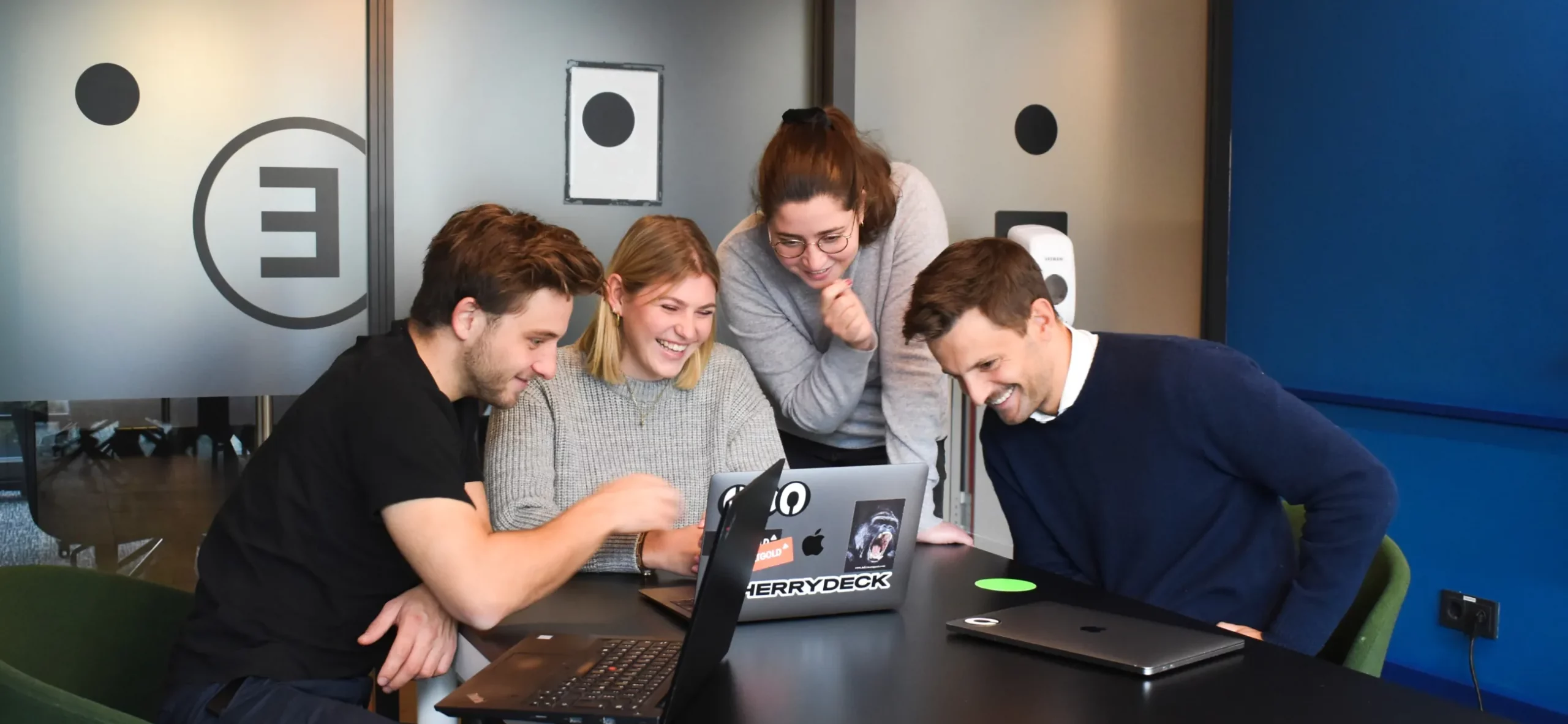 grupo trabajando en oficina iziart 3d