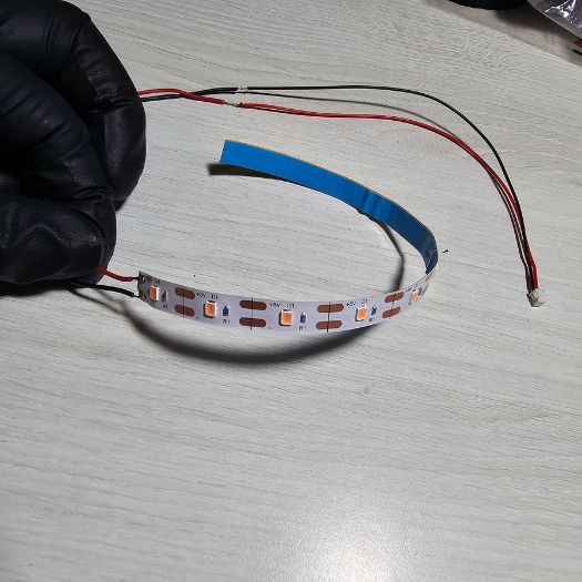 Proceso de ensamblado de ventilador, LEDs y humidificador dentro de la base 3D.